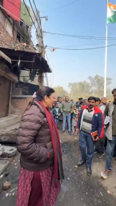 प्रीत विहार: शशि गार्डन में काम में लापरवाही देख पार्षद रेनू चौधरी भड़कीं, एमसीडी कर्मचारियों को लगाई फटकार