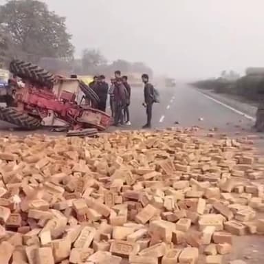 दुर्गावती: धनेछा पेट्रोल पंप के पास NH-19 पर अनियंत्रित होकर पलटी ईंट लोड ट्रैक्टर, चालक बाल-बाल बचा, घंटों आवागमन रहा प्रभावित