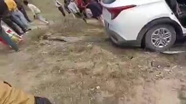 मोहम्मदगंज: सोनबरसा गांव में दो टेंपो की टक्कर, कार बिजली के खंभे से टकराई, युवक की मौत, दो घायल