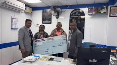 हैदरनगर: एसबीआई ने झरी गांव के लाभार्थी को बीमा राशि का ₹2 लाख का चेक दिया