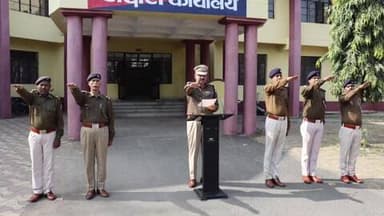 चंदवारा: चंदवारा पुलिस केंद्र में सड़क सुरक्षा शपथ ग्रहण समारोह का आयोजन