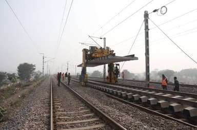 उत्तर प्रदेश के करछना–प्रयागराज छिवकी सेक्शन में डीडीयू–प्रयागराज मेन लाइन पर ट्रैक नवीनीकरण का कार्य सफलतापूर्वक पूर्ण किया गया।
इससे ट्रैक की गुणवत्ता में सुधार और ट्रेनों की गति व संचालन क्षमता में वृद्धि होगी।
#RailInfra4UttarPradesh