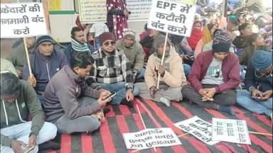 पीरटांड: आउटसोर्सिंग कर्मियों का सदर अस्पताल में धरना, कंपनियों के खिलाफ कार्रवाई की मांग