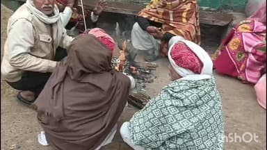 सहाड़ा: गुरलां, गाडरमाला में युरिया खाद के लिए कड़कड़ाती ठंड में संघर्ष, किसानों ने समिति के बाहर चारपाई लगाकर अलाव तापते गुजारी
