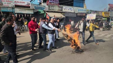 मनासा: दूषित पानी से मौतों और मंत्री के बयान के विरोध में मनासा में युवा कांग्रेस का पुतला दहन