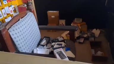 दरौंधा: दरौंदा बाजार में यादव मोबाइल दुकान से चोरों ने लाखों रुपए और दर्जनों मोबाइल चुराए, पुलिस जांच में जुटी