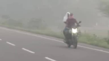 भीकनगांव: घने कोहरे में गुम हुई सूरज की किरणें, ठंड से थमा जनजीवन