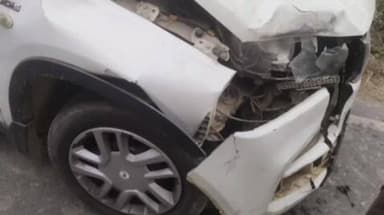 जयसिंहपुर: पीढ़ी में एडीओ पंचायत की कार को अज्ञात वाहन ने मारी टक्कर, अधिकारी बाल-बाल बचे