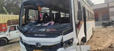 बिरौल: बस की टक्कर में दो भाई घायल, सड़क जाम