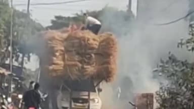 चंदनकियारी: सुतरीबेड़ा में पिकअप वैन पर लदी बिचाली धू-धू कर जली, अफरातफरी मची