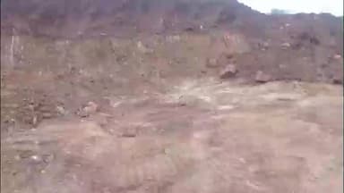 हंडिया: हंडिया के हीरापुर में अवैध खनन को लेकर स्थानीय लोगों ने कलेक्टर ऑफिस में शिकायत दर्ज करवाई