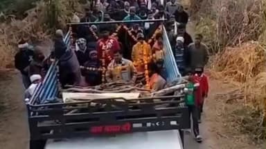 टाटगढ़: राजियावास में गाजे-बाजे और रामधुन के साथ मूक सेवक कुत्ते का अंतिम संस्कार, गांव ने नम आंखों से किया