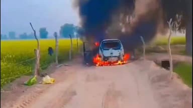 खाजूवाला: सियासर चौगान के पास दौड़ती कार में लगी आग, कार सवार पिता-पुत्र ने कूदकर बचाई जान