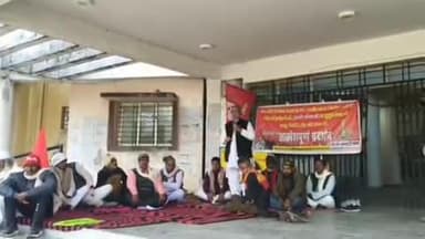 बिक्रमगंज: बिक्रमगंज में खेग्रामस और भाकपा-माले का एक दिवसीय प्रदर्शन, बुलडोजर अभियान रोकने और मनरेगा बहाल करने की मांग