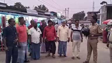 கீழக்கரை: ஏர்வாடி தர்கா அலங்கார வாசல் முன்பு போலீசார் பொதுமக்களுக்கு ஹெல்மெட் அணிந்து செல்வது குறித்தான விழிப்புணர்வு ஏற்படுத்தினர்