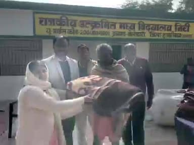 दाड़ी: बीडीओ विवेक कुमार ने जरूरतमंद लोगों को कंबल वितरित किए