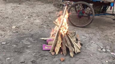 कस्बा: ठंड के कारण विभिन्न स्थानों पर अलाव की व्यवस्था कराई गई है