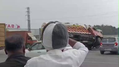 சூளகிரி: அட்டகுறிக்கி தேசிய நெடுஞ்சாலையில் திடீரென திரும்பிய கான்கிரிட் லாரி, நிறுத்த முடியாமல் மோதிய காய்கறி லாரியால் போக்குவரத்து பாதிப்பு