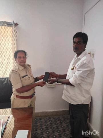 ಗೌರಿಬಿದನೂರು: ನಗರ ಪೊಲೀಸ್ ಠಾಣ ವ್ಯಾಪ್ತಿಯಲ್ಲಿ ಕಳೆದು ಹೋದ ಮೊಬೈಲ್ ಫೋನ್ ಅನ್ನು ಪೋರ್ಟಲ್ ಮೂಲಕ ಪತ್ತೆ ಮಾಡಿ ವಾರಸುದಾರರಿಗೆ ವಾಪಸ್