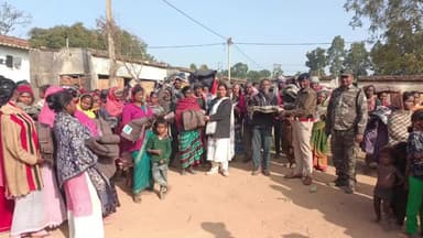 खलारी: मैक्लुस्कीगंज में थाना प्रभारी द्वारा जरूरतमंदों के बीच कंबल वितरण