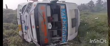 फुलपरास: फूलपरास के पास NH-27 पर बस दुर्घटनाग्रस्त, एक दर्जन यात्री घायल