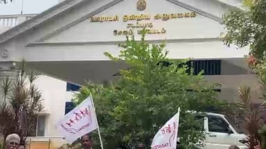எடப்பாடி: வட்டார வளர்ச்சி அலுவலகம் முன்பு மாற்றுத்திறனாளிகள் பாதுகாப்பு உரிமைக்கான சங்கத்தினர் சட்ட நகலை கிழித்தெறியும் போராட்டத்தில் ஈடுபட்டனர்