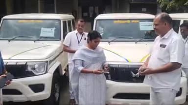 பெரம்பலூர்: வருவாய்த்துறை பயன்பாட்டிற்கு புதிய வாகனங்கள், கலெக்டர் பார்வையிட்டு அலுவலர்களிடம் சாவியை வழங்கினார்