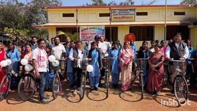 बास्तानार: चित्रकोट विधायक विनायक गोयल ने सरस्वती साइकिल योजना के तहत 221 छात्राओं को साइकिल का वितरण किया