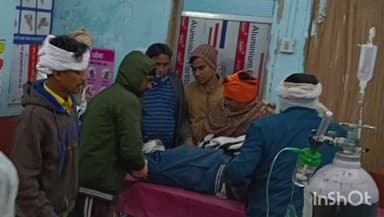 नुआंव: रामगढ़ मोहनिया पथ पर अमूल डेयरी के समीप अनियंत्रित होकर पलटी बाइक, तीन सवार हुए घायल