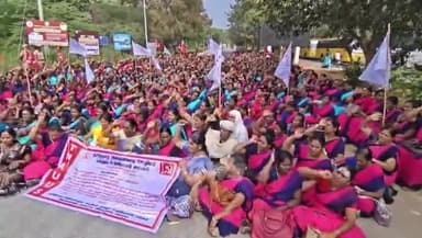 கிருஷ்ணகிரி: மாவட்ட ஆட்சியர் அலுவலகம் முன்பு தமிழ்நாடு அங்கன்வாடி ஊழியர் மற்றும் உதவியாளர் சங்கத்தின் சார்பில் பல்வேறு கோரிக்கைகளை வலியுறுத்தி மறியல் போராட்டம்