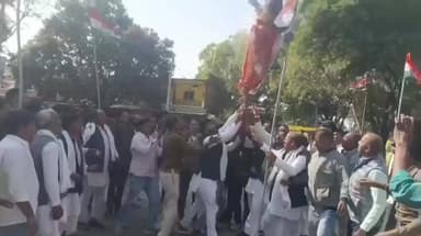 सुठालिया: लखनवास में युवा कांग्रेस ने कैबिनेट मंत्री कैलाश विजयवर्गीय का पुतला फूंका, माफी मांगने को कहा