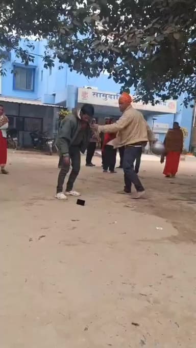 महनार: वैशाली: महनार स्वास्थ्य केंद्र के गेट पर दबंगई और मारपीट, वीडियो आया सामने