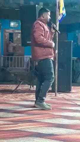 कितने भोले हैं हम! नेता लोग कुर्सी छोड़ना नहीं चाहते और हम हैं कि कुर्सी पर बैठना नहीं चाहते!