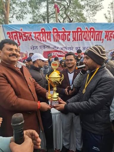 अनुमंडल स्तरीय दिव्यांग क्रिकेट के दोनों टीमो को टॉफी देते महनार विधायक उमेश सिंह कुशवाहा ,SDO DSP मौजूद