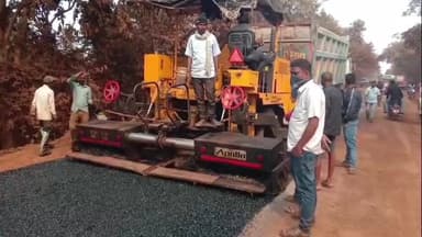 ହୁରିଚନ୍ଦନପୁର ବ୍ଲକ ବ୍ରାହ୍ମଣିପାଳ ବଳିପର୍ବତ ତିନି କଣିଆଁ ପଞ୍ଚମରାସ୍ତା କାମ ନିମ୍ନମାନର ,ମେଣ୍ଟାଲ ଚିପ୍ସ୍ ନାହିଁ ମାଟି ଉପରେ ପଡୁଛିପିଚୁ