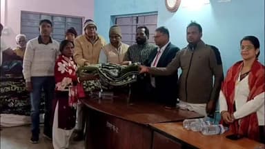 गोमिया: ठंड के प्रकोप को देखते हुए राज्य सरकार के निर्देश पर स्वांग में अधिकारियों द्वारा कंबल वितरण
