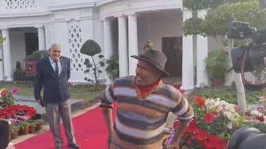 दिल्ली विधानसभा में बंदरों को भागने के लिए लोगों को काम पर लगाया। #delhividhansabha