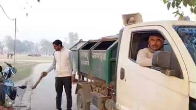 नगर परिषद नवगछिया के तरफ से अलाव की व्यवस्था, चालक पंकज सिंह गाड़ी से दे रहे थे लकड़ी