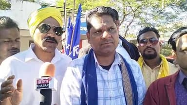 जिंदगी एक जंगल हैं
जीना चाहते हो तो लडना सिखो ।।
बचना नही .....??
#उलगूलानजिंन्दावाद