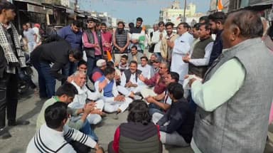 अवंतिपुर बड़ोदिया: अरनिया कला में कांग्रेस पार्टी ने मंत्री कैलाश विजयवर्गीय का पुतला दहन किया, नारेबाजी भी की