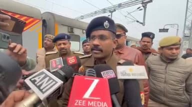 Mau : काशी दादर एक्सप्रेस में मिली बम की सूचना, मऊ रेलवे स्टेशन खाली, संदिग्ध बैग मिलने से मचा हड़कंप,
#maubreaking #mau...