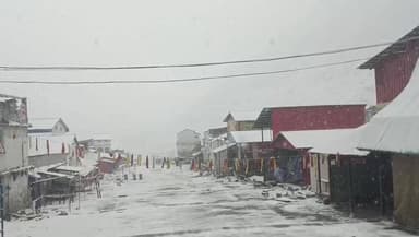 केदारनाथ धाम में बर्फबारी