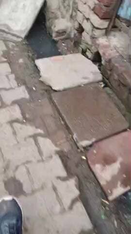 सब आधिकारियों को नमस्कार जी बात ऐसी है 3 महीने से नालियों की बहुत दिखाता है सर छोटे छोटे बच्चे स्कूल नहीं जारे बात 24