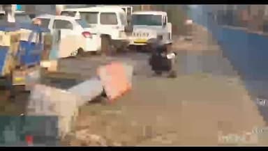 आठनेर: बैतूल-आठनेर मार्ग पर अज्ञात वाहन ने स्वागत द्वार को तोड़ा, दो हिस्सों में बंटा