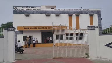 திருநெல்வேலி: டவுண் மின்னணு வாக்குப்பதிவு இயந்திரக் கிடக்கில் ஆட்சியர் தலைமையில் மாதிரி வாக்குப்பதிவு. அனைத்து கட்சியினர் பங்கேற்பு.