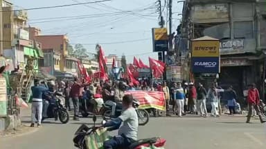 গড়বেতা ৩: একাধিক দাবি নিয়ে চন্দ্রকোনারোডে মিছিল করল বাম সংগঠনের সারা ভারত কৃষকসভা