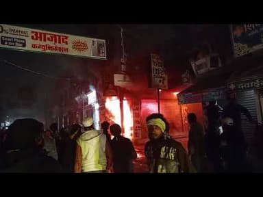 Bijnor news नजीबाबाद के रेलवे स्टेशन रोड पर लगी आग लाखों का सामान जलकर राख। #fire #najibabad