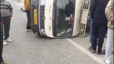 हरदोई: जहांनीखेड़ा पुलिस चौकी क्षेत्र में हाईवे पर लोडर का पहिया पंचर होने से अनियंत्रित होकर पलटा, कई लोग घायल