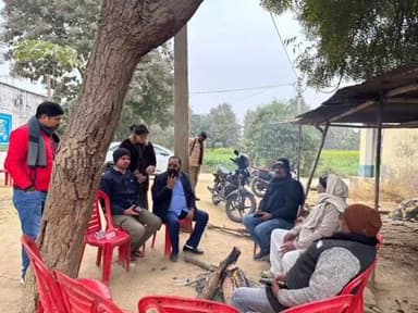 मछलीशहर: पूर्व विधायक दिनेश चौधरी ने आज पराऊ गंज में लोगों से किया जनसंपर्क