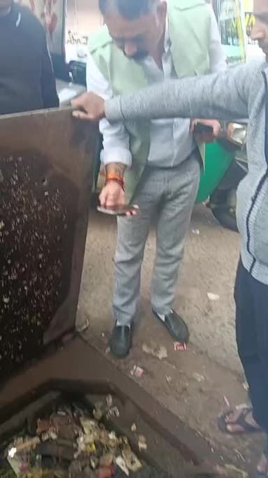 इंदौर में गंदे पानी से 17से ज्यादा लोगों की मौत को देखते आज वार्ड 1 में पार्षद लक्ष्मण राजपूत जी द्वारा बस स्टैंड के पास